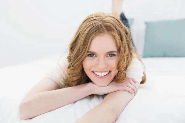 Portret van een glimlachende mooie vrouw in bed — Stockfoto