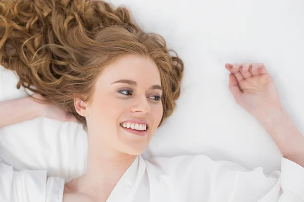Vista aerea di una giovane bionda sorridente a letto — Foto Stock