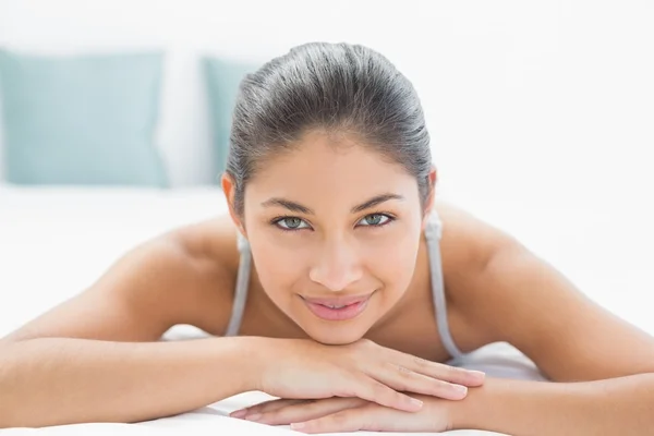 Retrato de una mujer bonita acostada en la cama — Foto de Stock