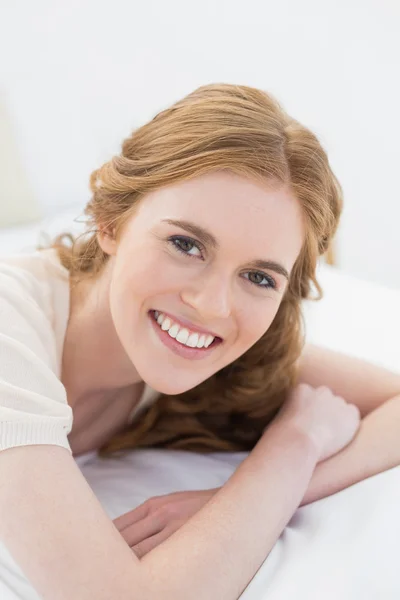 Närbild porträtt av en vacker kvinna i sängen — Stockfoto