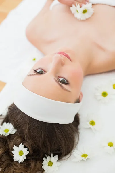 Belle femme dans le salon de beauté — Photo