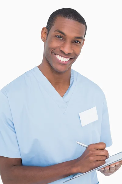 Портрет улыбающегося хирурга с планшетом — стоковое фото