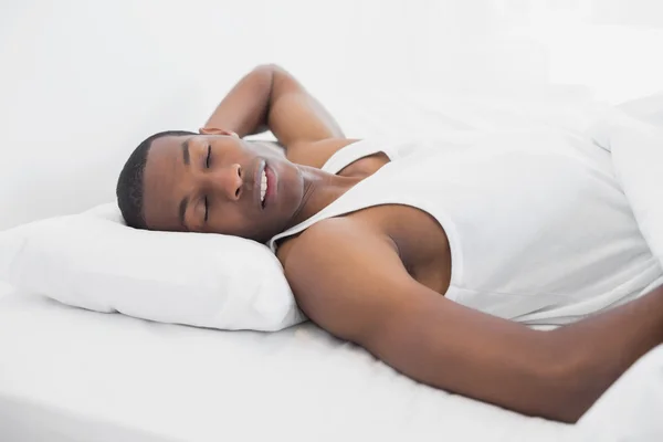 Afro man slapen in bed — Stockfoto