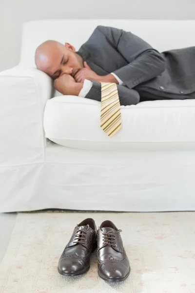 Elegancki biznesmen śpi na kanapie — Zdjęcie stockowe