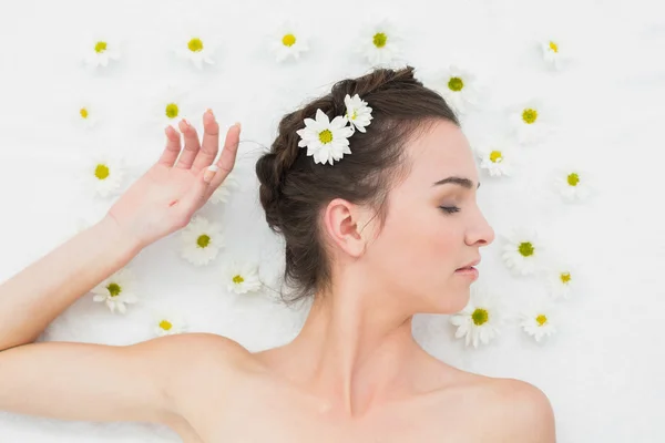 Vacker ung kvinna med blommor i skönhetssalong — Stockfoto