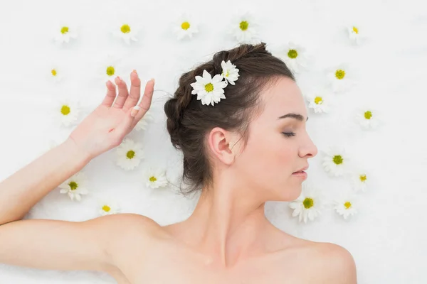 Mulher bonita com flores no salão de beleza — Fotografia de Stock