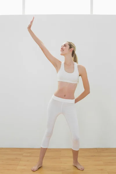 Atractiva mujer deportiva haciendo yoga pose estirando su cuerpo —  Fotos de Stock