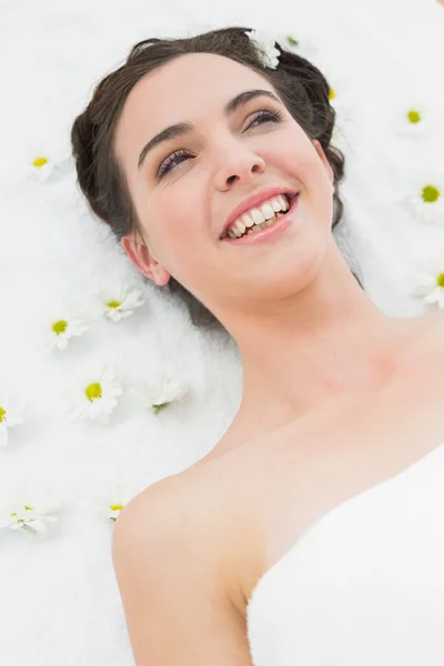 Mooie jonge vrouw met bloemen in beauty salon — Stockfoto