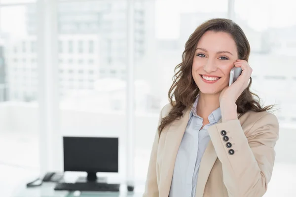 Doordachte elegante Glimlachende zakenvrouw in office — Stockfoto