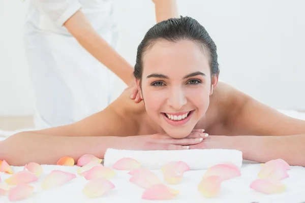 Femme bénéficiant d'un massage du dos au spa de beauté — Photo