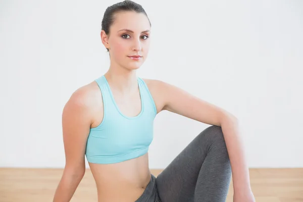 Portret van een fit vrouw in de fitness-studio — Stockfoto