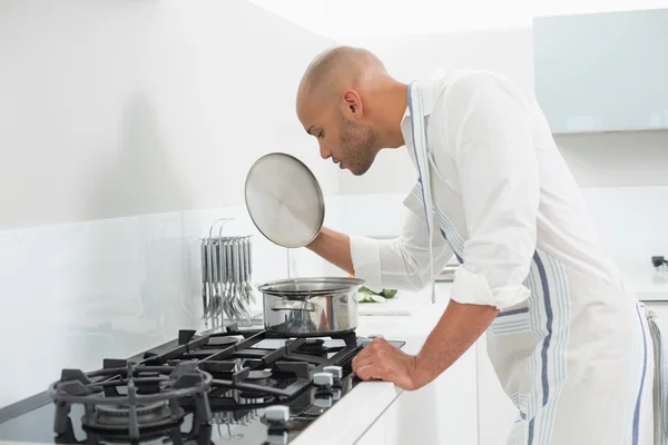Vista lateral do homem preparando comida na cozinha — Fotografia de Stock
