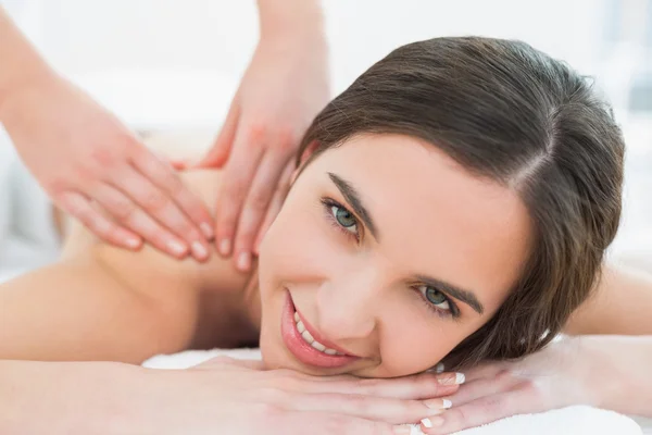 Жінка насолоджується масажем спини в косметичному спа-центрі — стокове фото