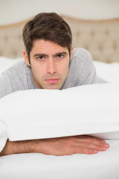 Portret mężczyzny uśmiechający się, odpoczynek w łóżku z bliska — Zdjęcie stockowe