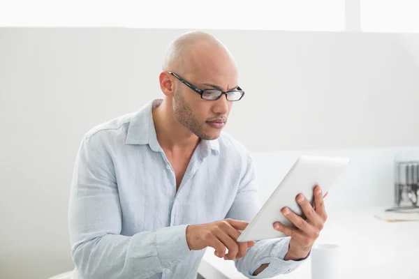 Casual man using digital tablet at home — Stock Photo, Image