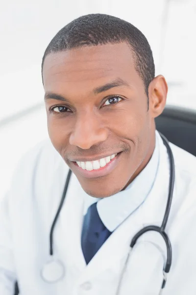 Close up retrato de um sorridente médico masculino — Fotografia de Stock