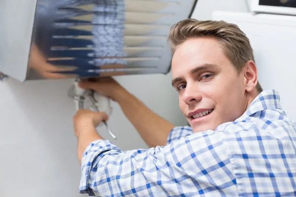 Fontanero reparación de desagüe lavabo en el baño — Foto de Stock