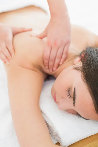 Donna godendo massaggio alla schiena al centro benessere di bellezza — Foto Stock