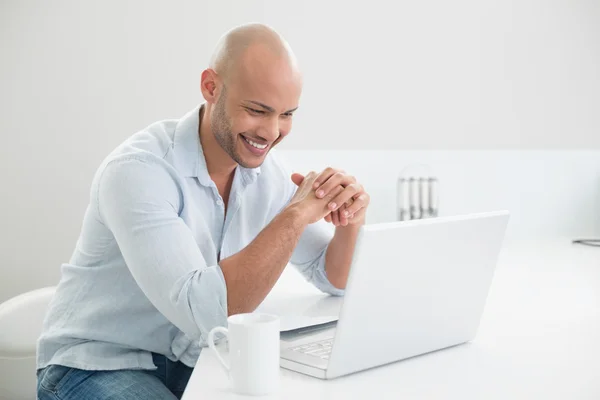 Casual man using laptop at home — Stock Photo, Image