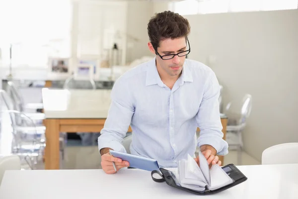 Hombre casual con tableta digital usando un diario en casa — Foto de Stock