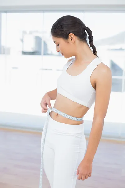 Mulher medindo cintura no estúdio de fitness — Fotografia de Stock