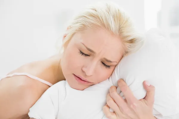 Nahaufnahme einer hübschen Frau, die im Bett schläft — Stockfoto