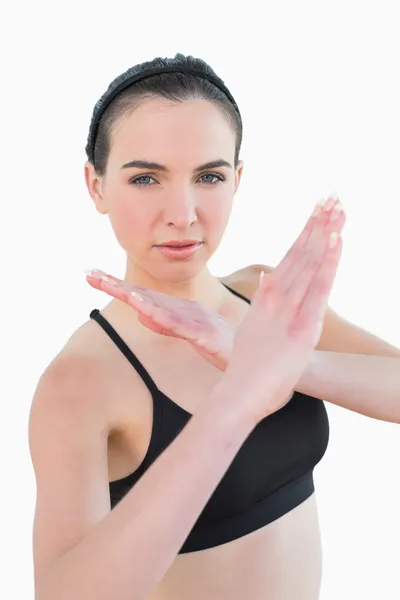 Fit jeune femme debout dans la posture de défense — Photo