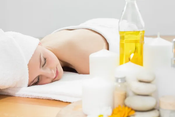 Beautiful woman and oil bottle at beauty spa — Stock Photo, Image