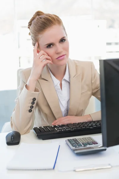 Mujer de negocios preocupada con computadora en el escritorio — Foto de Stock