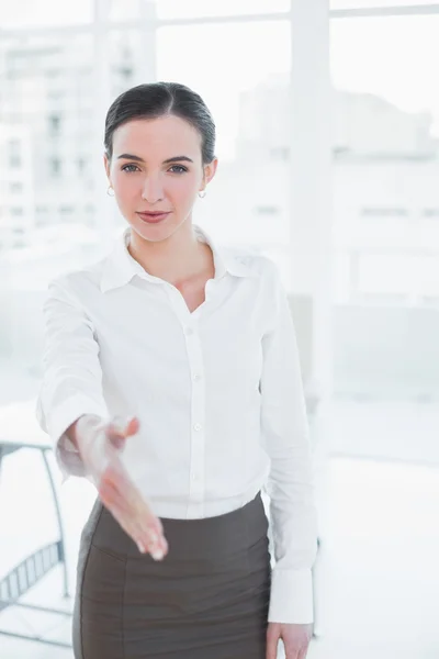 Elegante Geschäftsfrau reicht Handschlag im Amt — Stockfoto