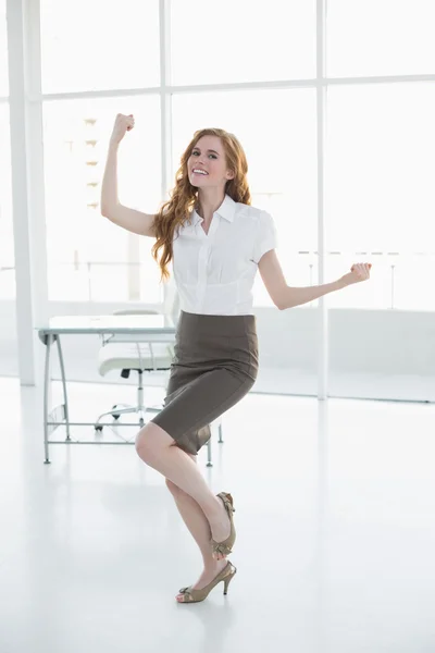 Mulher de negócios elegante alegre torcendo no escritório — Fotografia de Stock