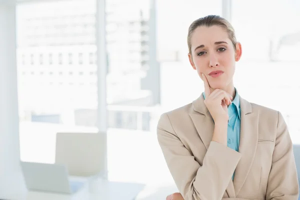 Schicke nachdenkliche Geschäftsfrau posiert in ihrem Büro — Stockfoto