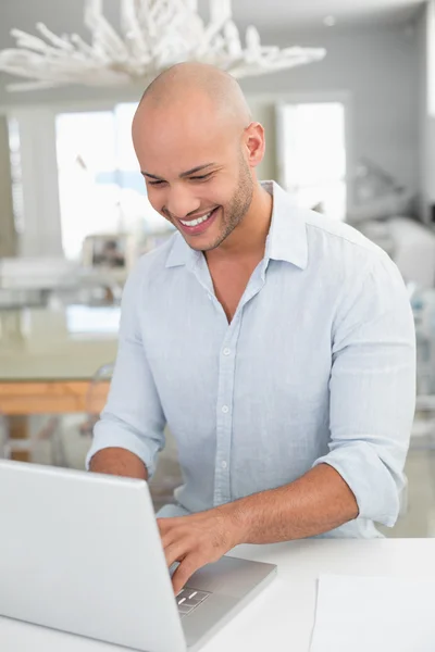 Casual man använder laptop hemma — Stockfoto