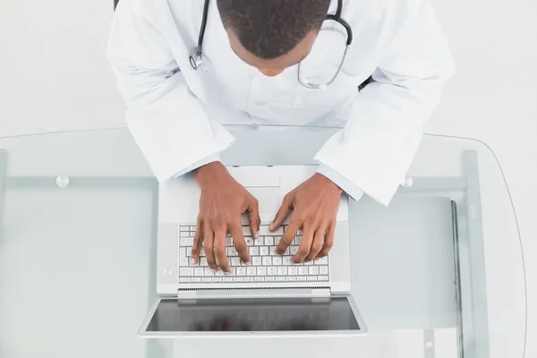 Visão aérea de um médico masculino usando laptop — Fotografia de Stock