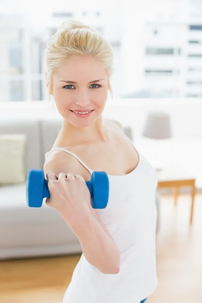 Mujer pensativa con pesas en el gimnasio — Foto de Stock