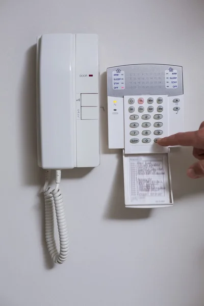 Sistema de teléfono de entrada montado en pared blanca —  Fotos de Stock