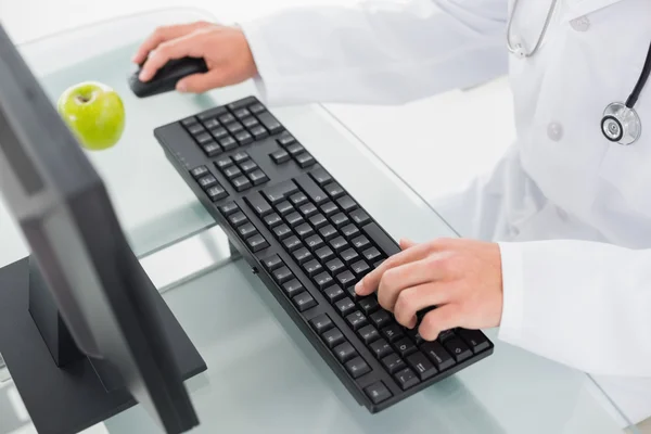 Manos usando computadora en el consultorio médico —  Fotos de Stock