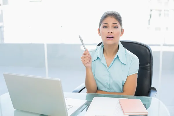 Elegant affärskvinna med laptop på kontoret — Stockfoto