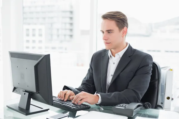 Affärsman använder dator på kontoret skrivbordet — Stockfoto