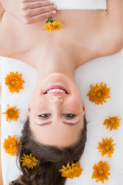 Morena acostada sobre mesa de masaje en salón de belleza —  Fotos de Stock