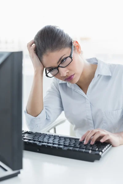 Affärskvinna med dator på kontoret — Stockfoto