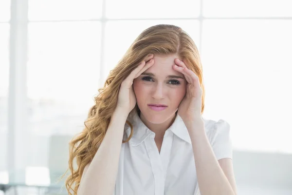 Elegante Geschäftsfrau leidet unter Kopfschmerzen im Amt — Stockfoto