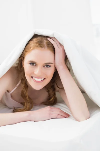 Porträtt av en ganska ung kvinna i sängen — Stockfoto