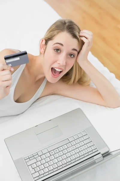 행복 한 젊은 여 자가 그녀의 노트북 쇼핑 홈 — 스톡 사진