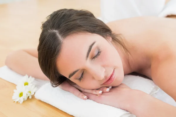 Schöne Frau ruht sich auf Handtuch im Beauty Spa aus — Stockfoto