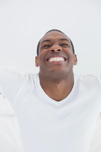 Close-up van lachende afro man zijn armen strekken — Stockfoto
