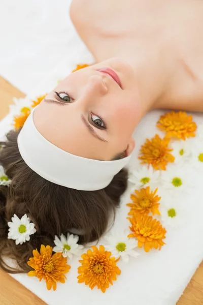 Mulher bonita com flores no salão de beleza — Fotografia de Stock