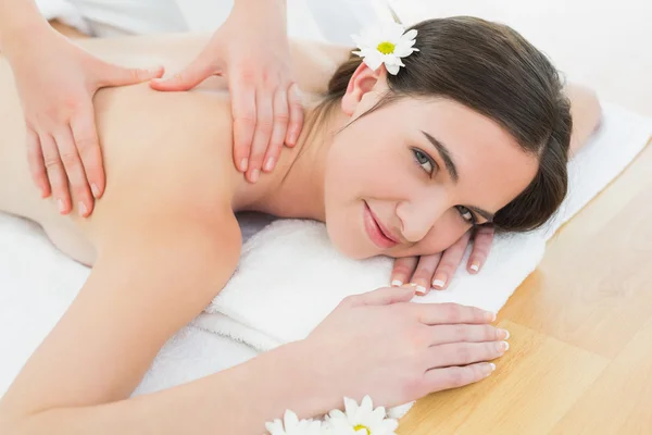 Kvinna njuter ryggmassage på beauty spa — Stockfoto