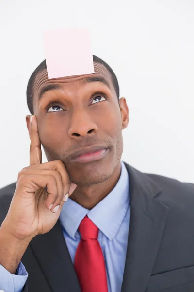 Empresário afro com nota em branco na testa — Fotografia de Stock