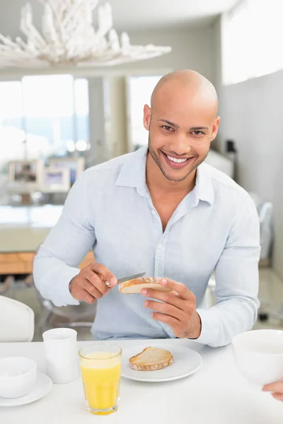 Sorrindo homem tomando café da manhã em casa — Fotografia de Stock